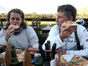 Bushpub : Julie and Charles with pizza